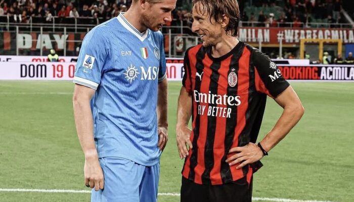 AC Milan Tumbangkan Napoli 2-1 dan Rebut Puncak Klasemen Serie A