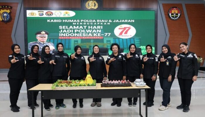 Bidhumas Polda Riau Rayakan Hari Jadi Polwan ke-77 dengan Potong Tumpeng