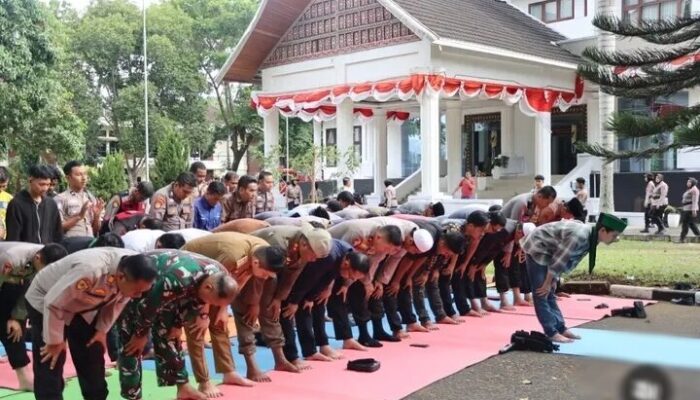 Unjuk Rasa Di Tanah Datar Berlangsung Damai, Demonstran dan Polisi Gelar Sholat Ghaib
