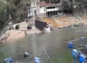 Rem Blong, Truk Pengangkut Pakan Ikan Nyemplung ke Danau PLTA Koto Panjang