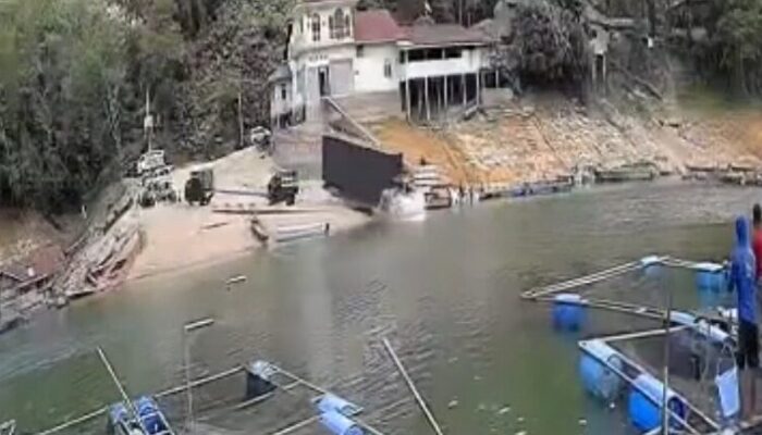 Rem Alami Gagal fungsi, Truk Bermuatan Pakan Ikan Terjun ke Danau PLTA Kampar