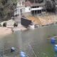 Rekaman CCTV memperlihatkan sebuah truk bermuatan pakan ikan terjun ke Danau PLTA Koto Panjang, Kabupaten Kampar, Riau, Rabu (3/9/2025). Insiden ini diduga akibat rem blong. (ist)