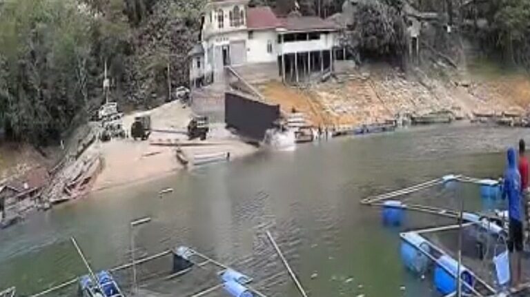 Rekaman CCTV memperlihatkan sebuah truk bermuatan pakan ikan terjun ke Danau PLTA Koto Panjang, Kabupaten Kampar, Riau, Rabu (3/9/2025). Insiden ini diduga akibat rem blong. (ist)