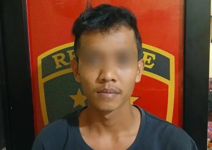 A (23), warga Pekanbaru, Riau, terduga pelaku pencurian kendaraan bermotor yang ditangkap Satreskrim Polres Tanah Datar di Kabupaten Solok Selatan, Sabtu (30/8/2025). (Foto: Dok Polres Tanah Datar)