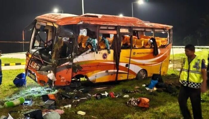 Polres Padang Pariaman Amankan Bus ALS Kecelakaan di Tol Padang-Sicincin