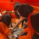 Tim SAR mengevakuasi siswi SMA 4 Pekanbaru yang ditemukan dalam kondisi lemas. (ist)