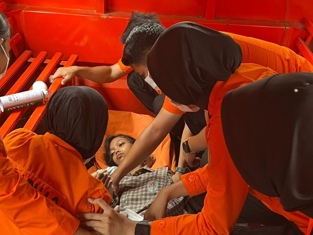 Tim SAR mengevakuasi siswi SMA 4 Pekanbaru yang ditemukan dalam kondisi lemas. (ist)