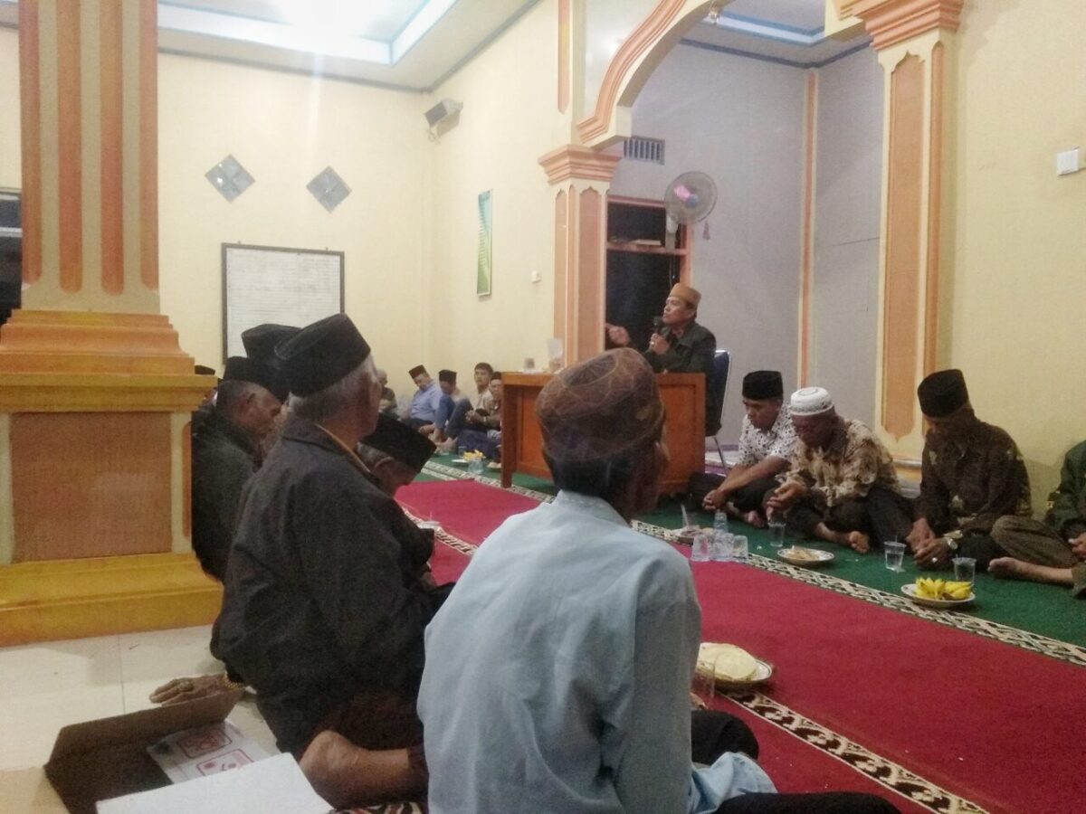 Suasana khidmat peringatan Maulid Nabi Muhammad SAW di Mushola Assholihin, Sawah Liek, Tanah Datar, yang dihadiri puluhan warga dari berbagai kalangan. (istimewa)