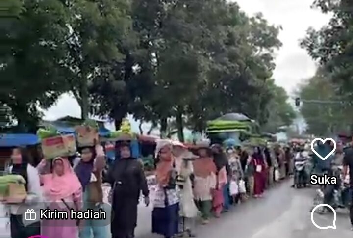 Sejumlah warga Gunung Talang menggelar pawai tani di Tugu Ayam, Kabupaten Solok, Selasa (24/9/2025), sebagai bentuk penolakan terhadap proyek geotermal. (Dok. Screnshot ig @pbhiSumbar)