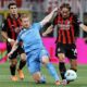 Luka Modric saat mencoba melewati salah satu pemain Napoli.(ist)