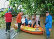 Kapolsek Payung Sekaki Turun Langsung Evakuasi Warga Korban Banjir