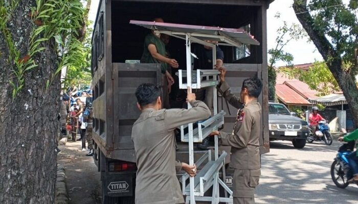 Ganggu Fasilitas Umum, Satpol PP Padang Tertibkan PKL di Empat Kecamatan