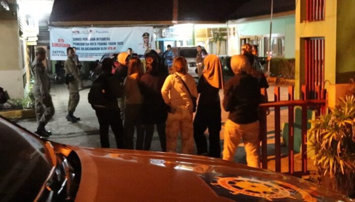 Patroli Satpol PP Padang Amankan 5 Perempuan 10 Laki-laki Minum Alkohol di Ruang Publik