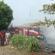 Damkar menjinakkan api yang membakar gudang karton di Pasaman barat. (Ist)