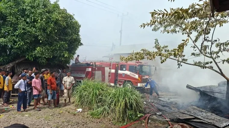 Damkar menjinakkan api yang membakar gudang karton di Pasaman barat. (Ist)
