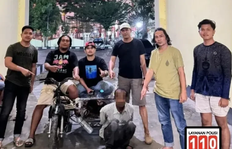 Polisi menunjukkan tersangka H alias Ambon, diduga spesialis pencuri peralatan tower telekomunikasi, usai ditangkap di Pesisir Selatan. (Ist)