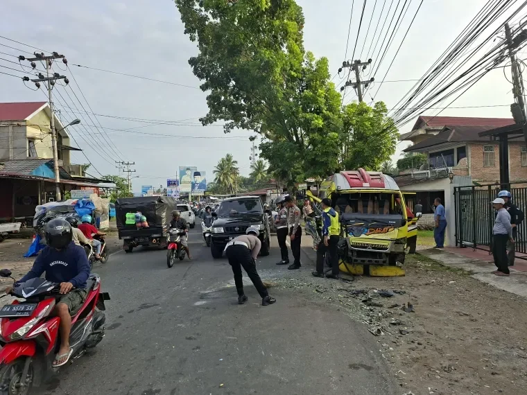 Dua Kendaraan Rusak Parah akibat Kecelakaan Dini Hari di Pasaman Barat (Ist)