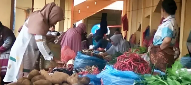 Aktivitas jual beli di Pasar Sawahlunto. Lesunya produksi batubara ikut memengaruhi pergerakan ekonomi kota. (ist)