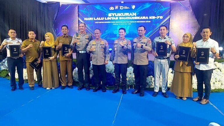 Sejumlah instansi di Sumbar menerima penghargaan dalam rangka Syukuran hari Lalu Lintas Bhayangkara di Mapolda Sumbar, Senin (22/9/2025). (ist)