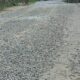 Kondisi jalan provinsi di Sawahlunto yang diperkeras dengan batu kerikil (sirtu) tampak rawan dilintasi pengendara roda dua. (Foto: dok. Topsatu.com)