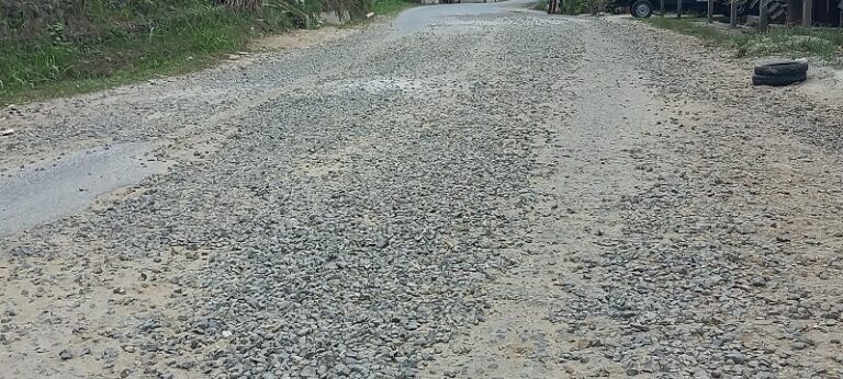 Kondisi jalan provinsi di Sawahlunto yang diperkeras dengan batu kerikil (sirtu) tampak rawan dilintasi pengendara roda dua. (Foto: dok. Topsatu.com)