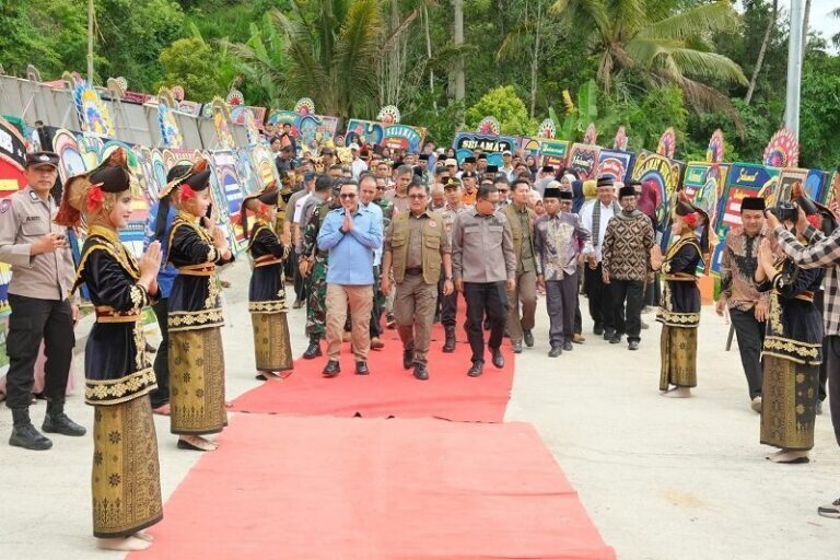 Peresmian Jembatan Koto Sipopak di Nagari Tanjung Alam, Kecamatan Tanjung Baru, Tanah Datar, Minggu (14/9/2025). (Dok.Kominfo)