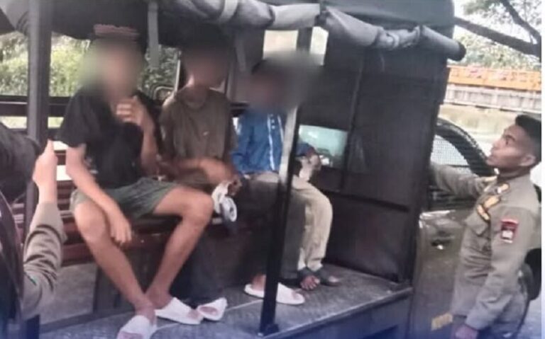 Petugas Satpol PP Kota Padang saat mengamankan tiga anak di bawah umur yang kedapatan menghirup lem di kawasan Siteba, Padang, Minggu (21/9/2025). (Dok. Satpol PP Padang)