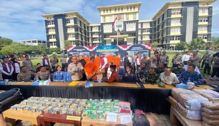 Kapolda Sumbar Irjen Pol Gatot Tri Suryanta memberikan keterangan kepada media saat konferensi pers pengungkapan kasus sabu dan ganja kering di Mapolda Sumbar, Rabu (17/9). (Dok. Topsatu)