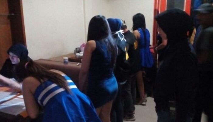 Satpol PP Agam Angkut Belasan Artis Sawer dan Pemandu Karaoke ke Panti Rehabilitasi