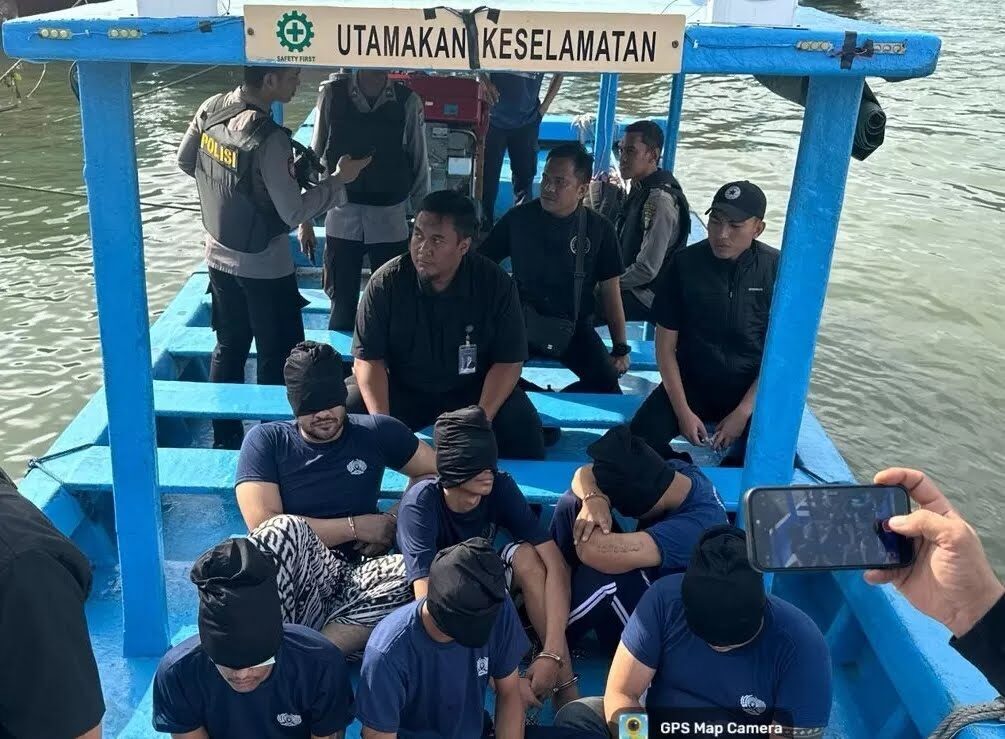 Dengan mata tertutup, Mantan suami Irish Bella itu dibawa ke Nusakambangan bersama lima rekan lainya. (ist)