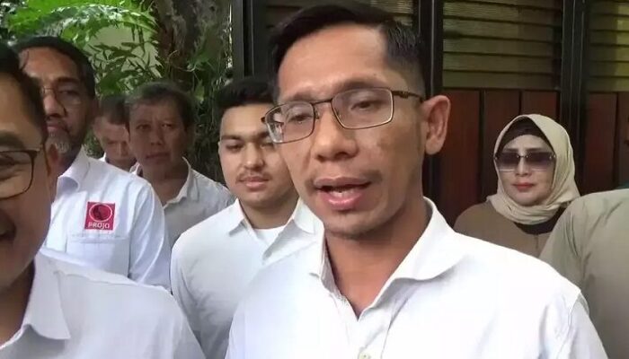 Akhiri Polemik, Jokowi Tunjukkan Ijazah Asli UGM ke Pengurus Projo di Solo