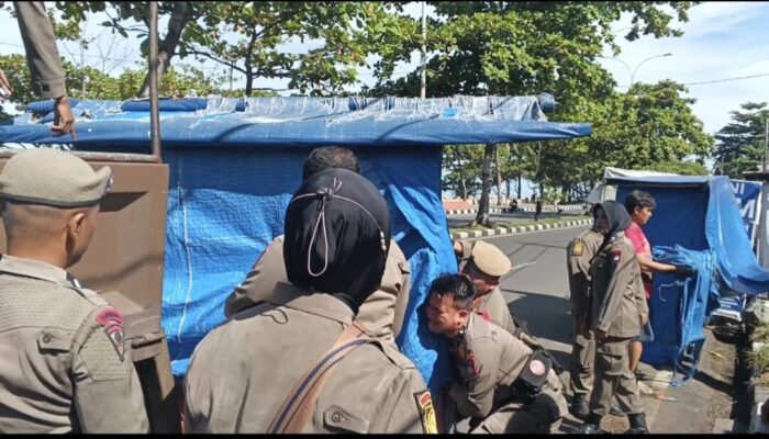 Jaga Estetika, Satpol PP Amankan Lapak Liar di Jalan Samudra Pantai Padang