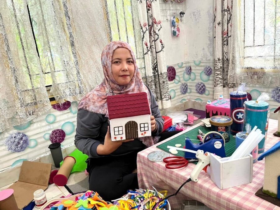 Karya daur ulang Ade Yuliani di Tunggul Hitam, Kota Padang. (Foto: Ingatlah.com)