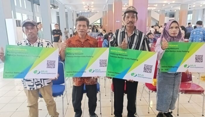 Walikota Padang Bagikan 3.000 Kartu BPJS Ketenagakerjaan untuk Pekerja Rentan