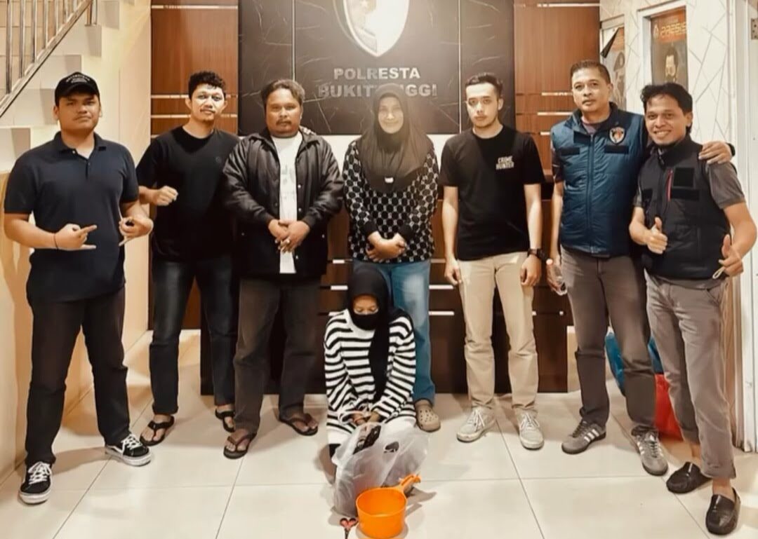 Tim Jatanras Polresta Bukittinggi mengamankan seorang ibu muda berinisial IC (21) yang diduga pelaku penemuan bayi di Ngarai Sianok. (dok. Jatanraspolrestabkt)
