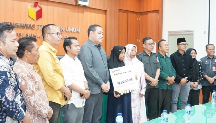Anggota Bawaslu RI Serahkan Dana Kerohiman untuk Almarhum Staf Dharmasraya