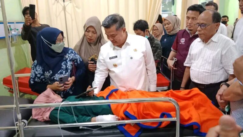Bupati Agam Beni Warlis, langsung turun meninjau kondisi para korban di fasilitas kesehatan. (Prokabar.com)