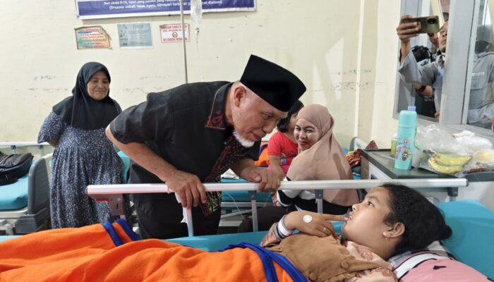 Gubernur Mahyeldi Tinjau Korban Dugaan Keracunan MBG di Agam