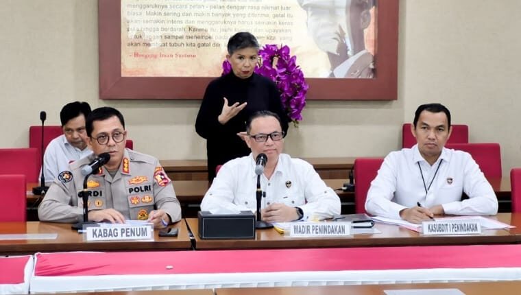 Kombes Pol Bhakti Eri Nurmansyah memaparkan temuan penyidik terkait penyalahgunaan dana BUMD PT Sarana Pembangunan Riau dalam konferensi pers di Jakarta, Selasa (21/10/2025). (dok.ist)