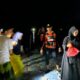 Tim SAR gabungan mengevakuasi santri-santri dari kapal mati mesin di sungai tohor. (Foto: Basarnas Pekanbaru/Istimewa)