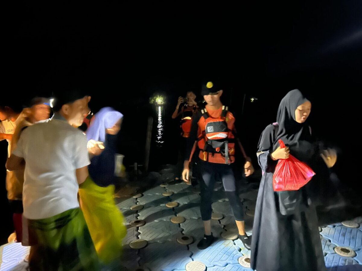 Tim SAR gabungan mengevakuasi santri-santri dari kapal mati mesin di sungai tohor. (Foto: Basarnas Pekanbaru/Istimewa)