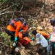Petugas SAR mengevakuasi korban Tiopan Siregar (37) yang ditemukan dalam kondisi meninggal dunia sekitar 5,2 kilometer dari lokasi awal kejadian di kawasan perkebunan sawit Bengkalis, Sabtu (25/10/2025). (Dok. Basarnas Pekanbaru)