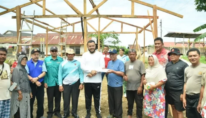 Gotong Royong Warga, Walikota Fadly Amran Tinjau Pembangunan Poskamling di Gunung Pangilun