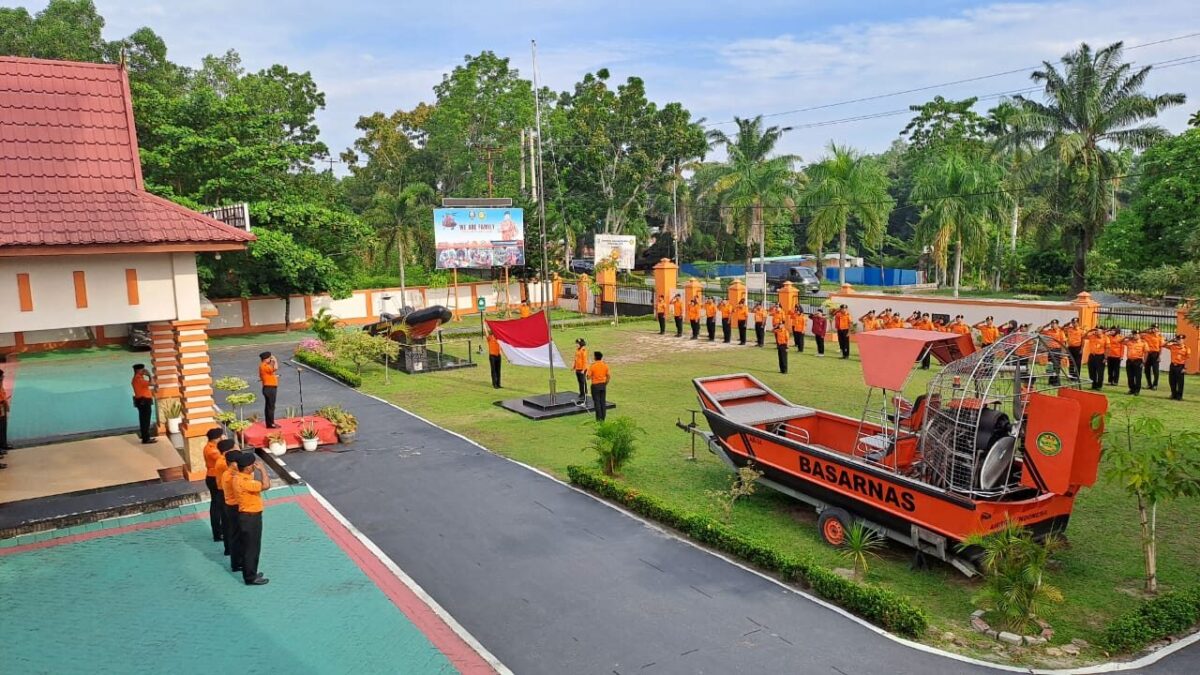 Petugas SAR Pekanbaru mengikuti upacara peringatan Hari Sumpah Pemuda ke-97 dengan khidmat di halaman kantor, Selasa (28/10/2025). (dok. Basarnas Pekanbaru)