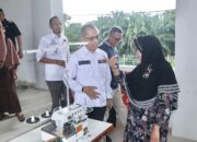 Pemkab Agam Salurkan Bantuan Mesin Jahit untuk Korban Lahar Dingin