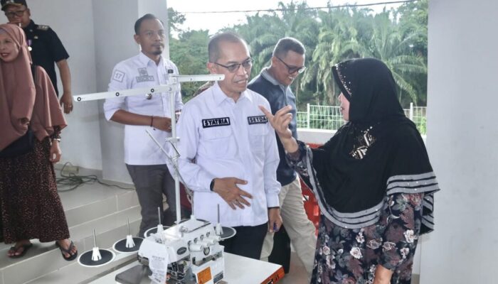 Pemkab Agam Salurkan Bantuan Mesin Jahit untuk Korban Lahar Dingin