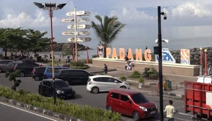 Pengunjung Keluhkan Praktik Parkir Liar di Taplau Pantai Padang, Videonya Viral