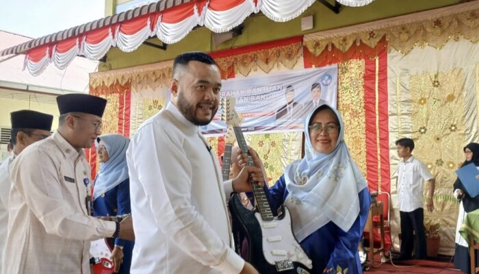 Pemko Padang Serahkan Bantuan Alat Band Lengkap ke Sejumlah SMP