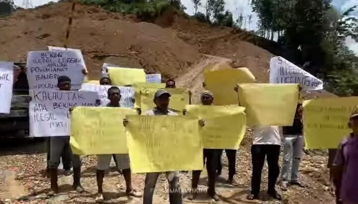 Warga Tanjung Balik Demo Tolak Illegal Logging di Hutan Lindung Limapuluh Kota