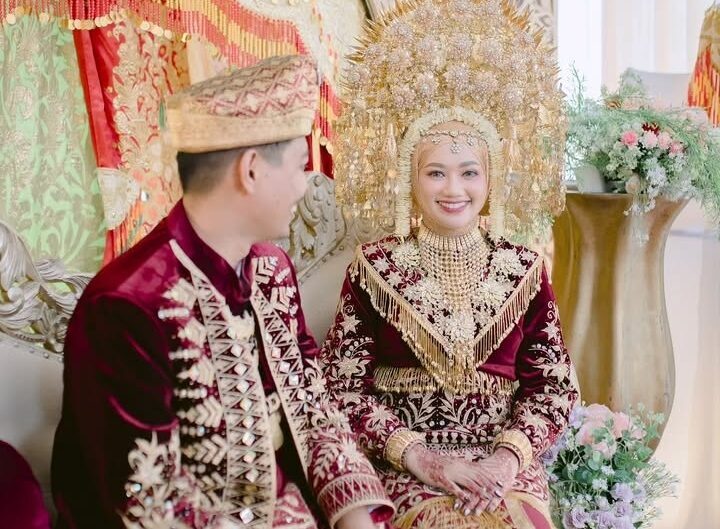 Ilustrasi pengantin saat prosesi adat Minangkabau, Sumatra Barat. (dok. Ig @herucandriko)
